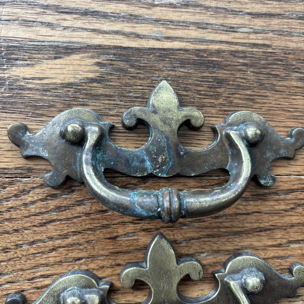 Vtg Keeler Brass Company Fleur De Lis Brass Patina Drawer Pull Handles Lot Of 8 - Picture 3 of 15